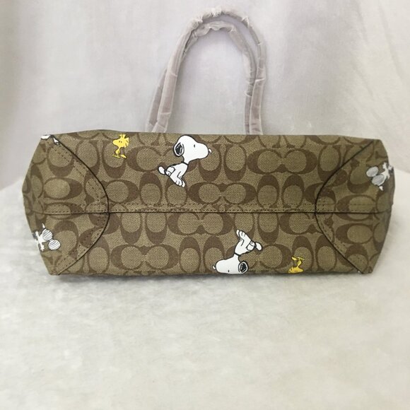 NWT COACH Peanuts Snoopy Tote bag! - Picture 5 of 14